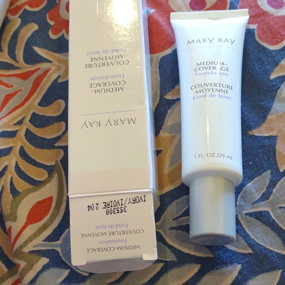 Mary Kay medium coverage foundation 204 grey cap brand new - Picture 4 of 4